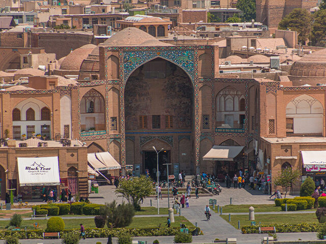 طالع اصفهان / از سردر قیصریه تا عباسآباد