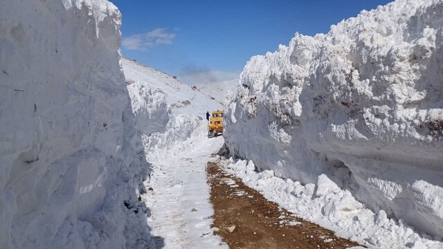 تداوم هوای سرد و یخبندان در استان اصفهان / برفروبی راهها ادامه دارد تداوم هوای سرد و یخبندان در استان اصفهان / برفروبی راهها ادامه دارد