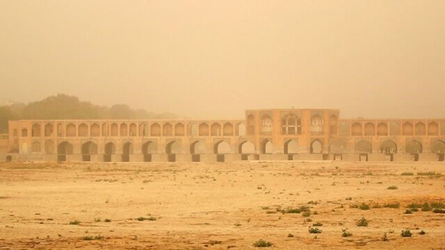 فرونشست، بیآبی و ریزگرد؛ مثلث خطر در اصفهان