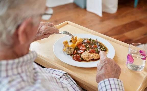 چالش‌های پنهان سفره سالمندان؛ از کم‌آبی تا سوءتغذیه