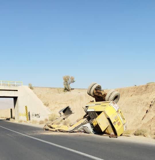 سقوط بیل مکانیکی از پل راه‌آهن حادثه‌ساز شد