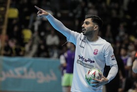 طوفان گلِ گیتی‌پسند در سالن پیروزی