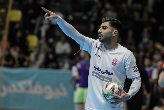 طوفان گلِ گیتی‌پسند در سالن پیروزی