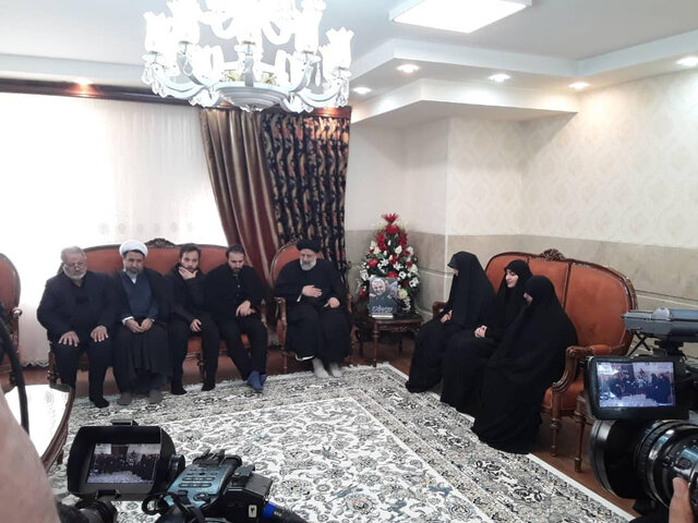 آیت الله رییسی با خانواده شهید سلیمانی دیدار کرد + عکس