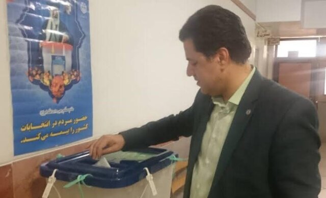 شهردار کرمان رای خود را به صندوق انداخت