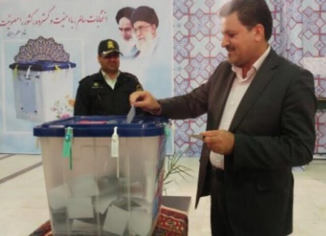 فرماندار کرمان رای خود را به صندوق انداخت