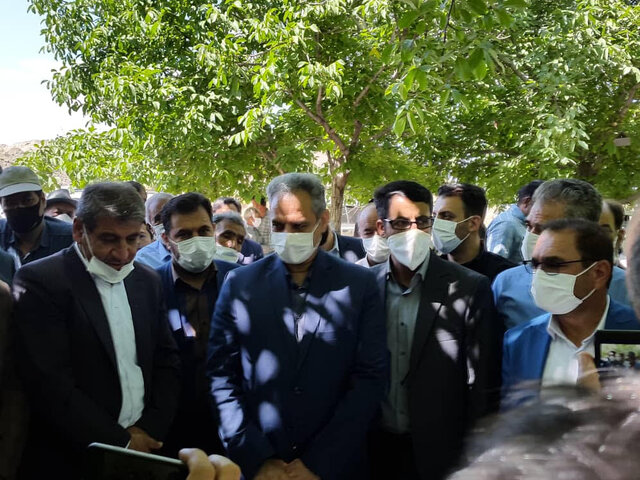 بازدید وزیر جهادکشاورزی از گلخانه نهال گردو شهرستان بافت