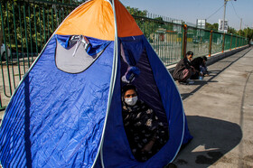 اسکان همراهان بیماران در اطراف بیمارستانهای کرمان - مریم از میناب استان هرمزگان برای مداوای مادرش آمده و با خواهرش سه نفری در یک چادر زندگی میکنند.