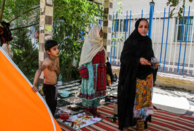 بیمارستان شفای کرمان
چند خانواده که دو هفته است از سیستان و بلوچستان برای مداوای چند بیمار به کرمان آمده‌اند.