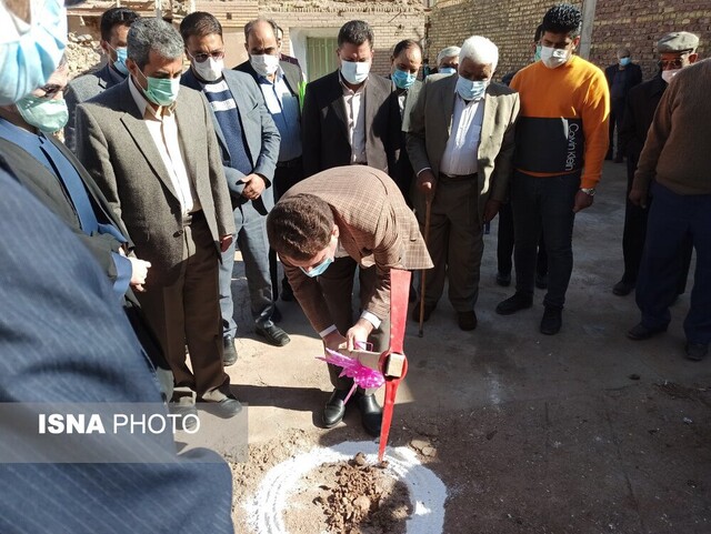 زینی وند  اولین کلنگ خود را در کرمان به زمین زد