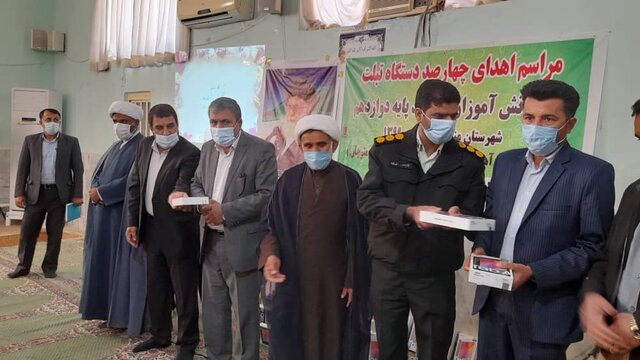 400 دستگاه تبلت به دانش آموزان کم برخوردار جنوب کرمان اهدا شد