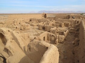 قلعه ی قاجاری در معرض نابودی/ استاندار قلعه فتح آباد زرند را از ویرانی نجات دهد