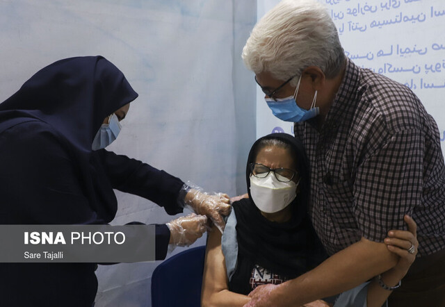 واکسیناسیون افراد ۶۰ سال به بالا و دانشجویان دانشگاه علوم پزشکی - کرمان