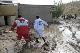 امدادرسانی نیروهای هلال احمر در ۱۳۸ روستای سیل زده در کرمان 
