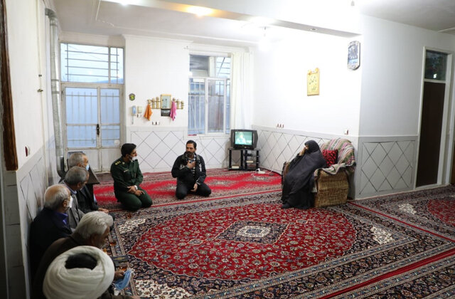 دیدار نماینده مردم کرمان و راور با خانواده شهدا