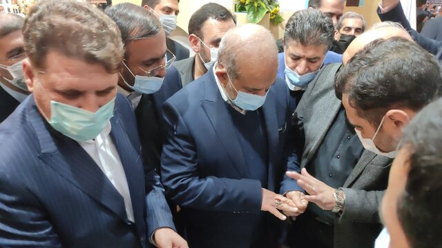 تقدیم یک نمونه شبه انگشتر سردار سلیمانی به وزیر کشور