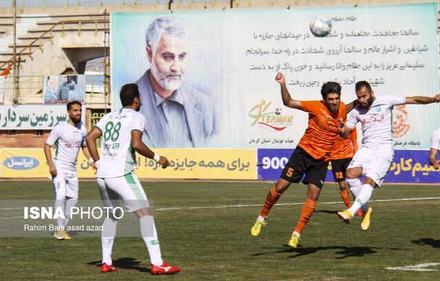 دیدار فوتبال صنعت مس کرمان و خیبر خرم آباد
