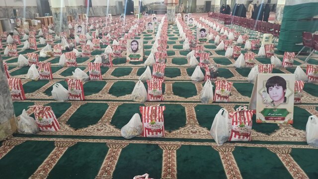 عکس تزیینی است. توزیع ۶۰۰ بسته معیشتی و ۳۳ سری جهیزیه در سیرجان