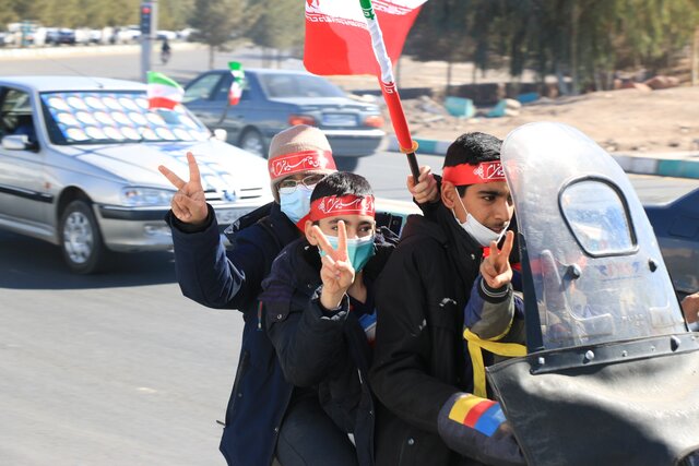 مردم رفسنجان با رژه خودرویی سالروز پیروزی انقلاب اسلامی را گرامی داشتند