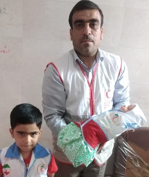 نوزاد یک‌روزه کوچک‌ترین عضو داوطلب هلال احمر کرمان