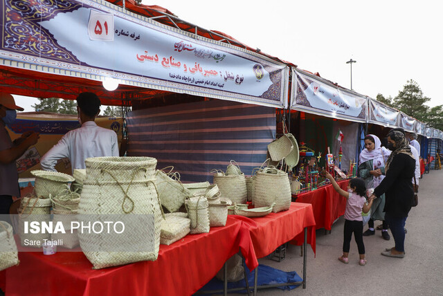 افتتاح نمایشگاه افتخارآفرینان اشتغال کمیته امداد در بوستان مادر شهر کرمان