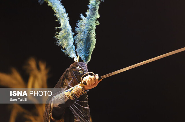 عکس تزیینی است مداحیها به زبانهای مختلف شنیدنی شد