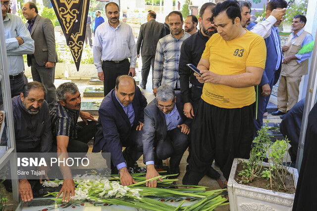 تجدید میثاق مسئولان با شهدا به مناسبت هفته دولت‎-کرمان