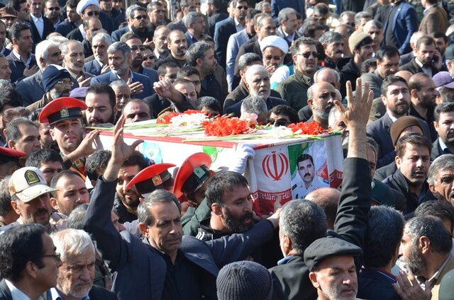 تشییع مامور انتظامی کرمانشاه که در درگیری با اغتشاشگران به شهادت رسید