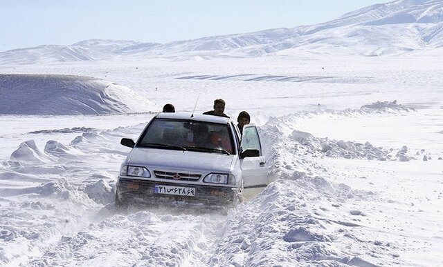 برف راه ارتباطی 70 روستای پاوه را بست/ تردد در محورهای پاوه و سنقر فقط با زنجیر چرخ