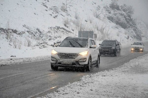 تمام محورهای استان یزد باز اما تردد فقط با زنجیر چرخ امکان پذیر است