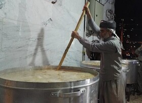 پخت آشی آیینی در پاوه که همه مردم شهر در آن سهیم شدند!