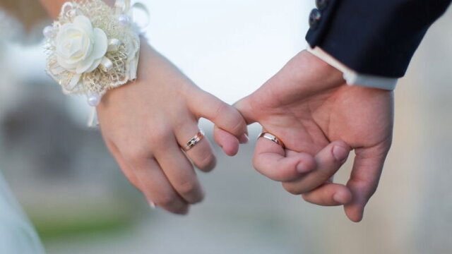 خانواده‌ها ازدواج فرزندانشان را آسان بگیرند