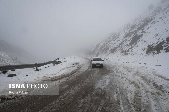 بارش برف در گردنه‌های کرمانشاه/ ۱۲۰۰ کیلومتر برف‌روبی/ همه جاده‌ها باز است