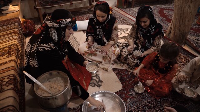 زنی گهواره بهدوش که نوید بهار میدهد!