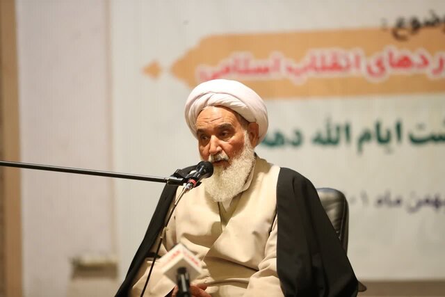 باید مراقب توطئه‌ دشمنان در فضای مجازی باشیم 