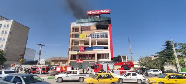 آتش سوزی ساختمان تجاری ۷ طبقه در کرمانشاه/ ۵ نفر نجات یافتند