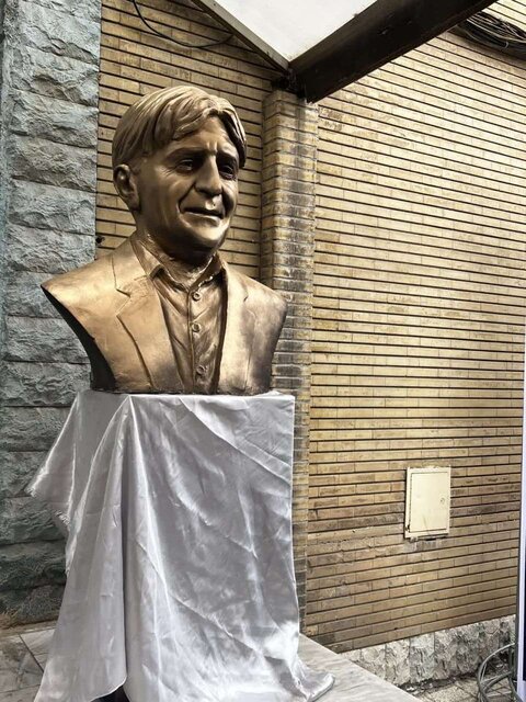 سردیس "احمد عزیزی" رونمایی شد