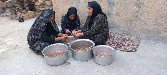 برگزاری آیین «هلیسه پزان» در روستای کنگرشاه صحنه