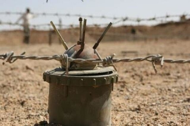 عکس تزیینی است انفجار مین در «نفتشهر» راننده بیل مکانیکی را زخمی کرد