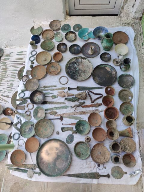 اشیاء تاریخی کشفشده در کرمانشاه به مخزن میرود