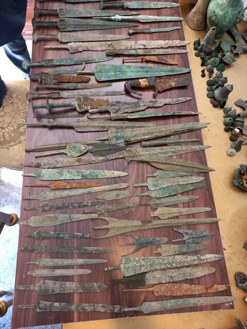 اشیاء تاریخی کشفشده در کرمانشاه به مخزن میرود