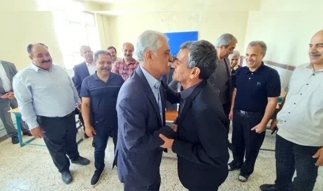 دیدار دانشآموزان ۵۴ ساله با معلمشان پس از ۳۶ سال