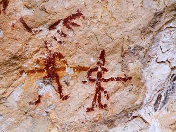 عکس تزئینی است کشف ۱۰ کتیبه صخرهای باستانی در یکی از غارهای کرمانشاه