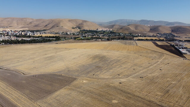 محوطه باستانی چیابافت اسلام آبادغرب احتمال وجود بقایای یک ارگ تاریخی در تپه «چیابافت» اسلام آبادغرب/ کشاورزان تپه باستانی را شخم زدهاند