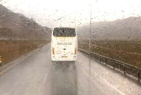 لغزندگی جاده‌های کرمانشاه در پی شروع بارش‌های پاییزی/ رانندگان احتیاط کنند