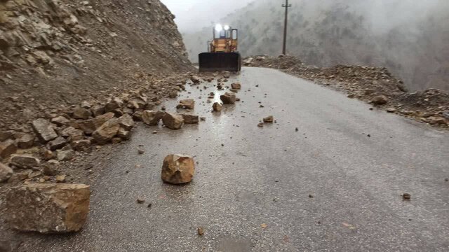 وقوع ۱۱۵ مورد ریزش در محورهای کرمانشاه در پی بارش‌های شدید