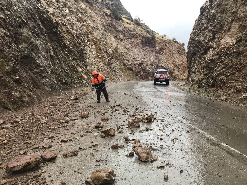 وقوع ۱۱۵ مورد ریزش در محورهای کرمانشاه در پی بارش‌های شدید
