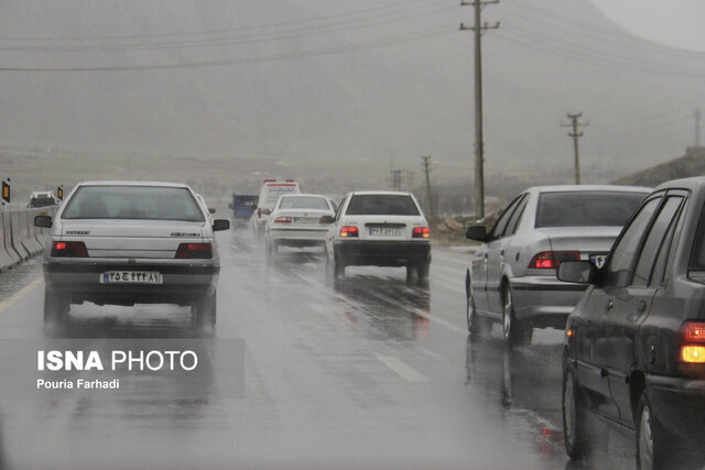 محورهای کرمانشاه بارانی و لغزنده است/ آماده‌باش راهداری برای بارش‌های امشب