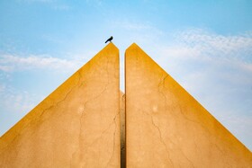 بازار قدیم فرانسه مجموعهای است که در ضلع شمال شرقی جزیره کیش و جبهه غربی هسته مرکزی شهر واقع شد است. پيش از پيروزى انقلاب اسلامى ساخته شده و اسلوب معمارى آن تلفيقى از معمارى سنتى و معمارى فرانسوى است.