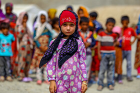 کودکان در این منطقه در حال حاضر با مشکل مدرسه مواجه هستند و ۹۰ دانش آموز این روستا تنها یک معلم دارند که در چادر باید تحصیل کنند و به دلیل کمبود جا در محوطه آزاد و با مشکلات بسیاری مواجه شده اند.